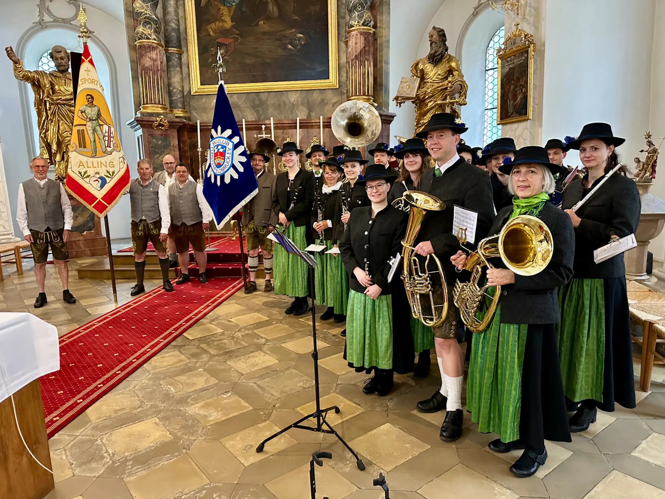 Die Stadtkapelle Fürstenfeldbruck spielt zur Fahnenweihe vom Skiverein aus Fürstenfeldbruck 