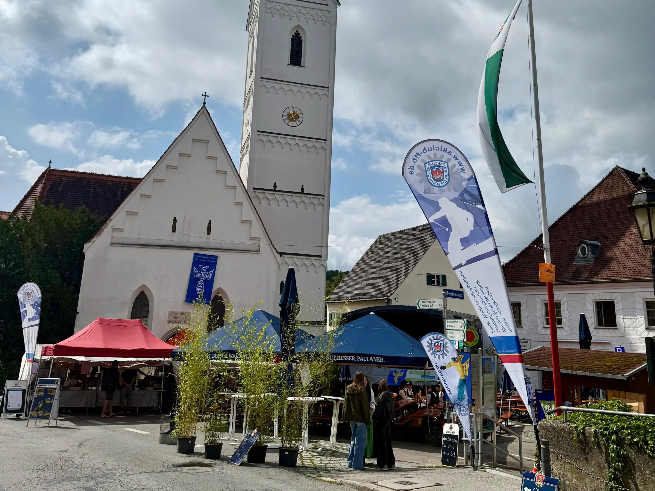 Ski-Club Fürstenfeldbruck und die Ministranten von St. Magdalena feiern auf dem Leonhardsplatz