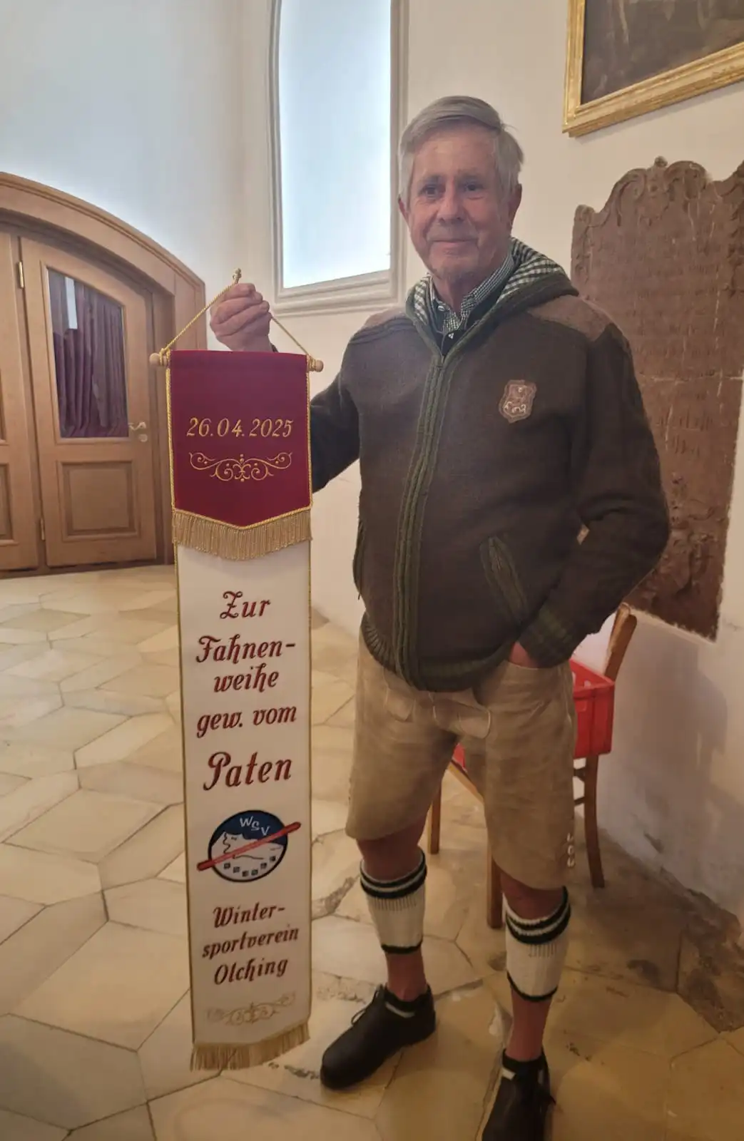 1. Vorstand WSV Olching Herbert Appl als Pate mit Fahnenband
