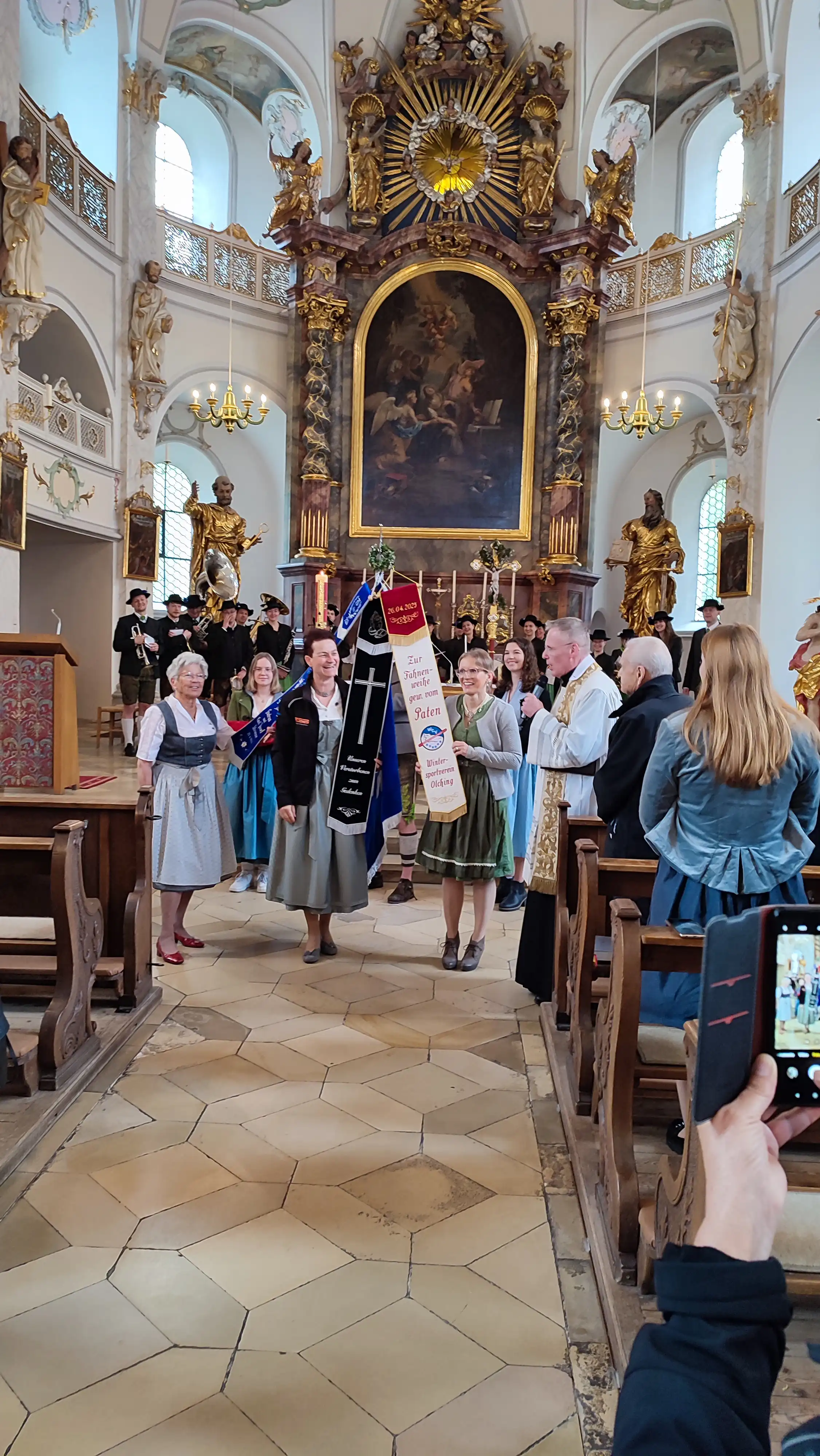 Fahne mit Fahnenbändern bei der Fahnenweihe in St. Magdalena