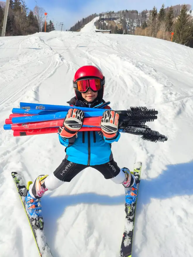 Nachwuchs Skirennläuferin Skirennläuferin U8 im Skitraining