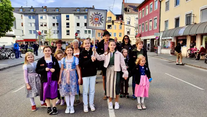 Volksfesteinzug Skiclub Skiclub Kinder gehen aufs Volksfest