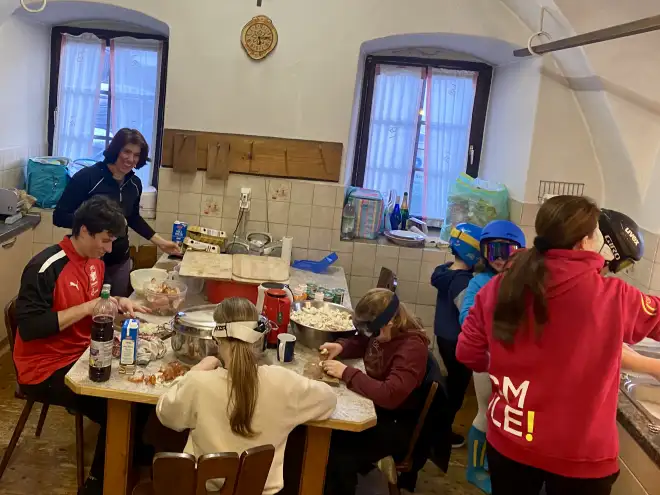 Gemeinschaft beim Zwiebelschneiden Kinder schneiden Zwiebeln im Skihelm