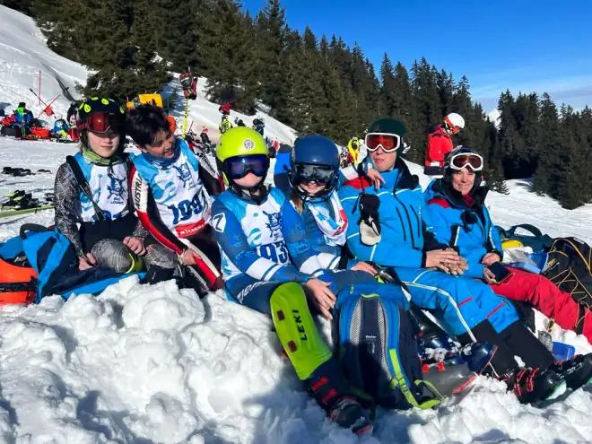 Freunde beim Skifahren Rennläufer wartenauf den Start des Skirennens