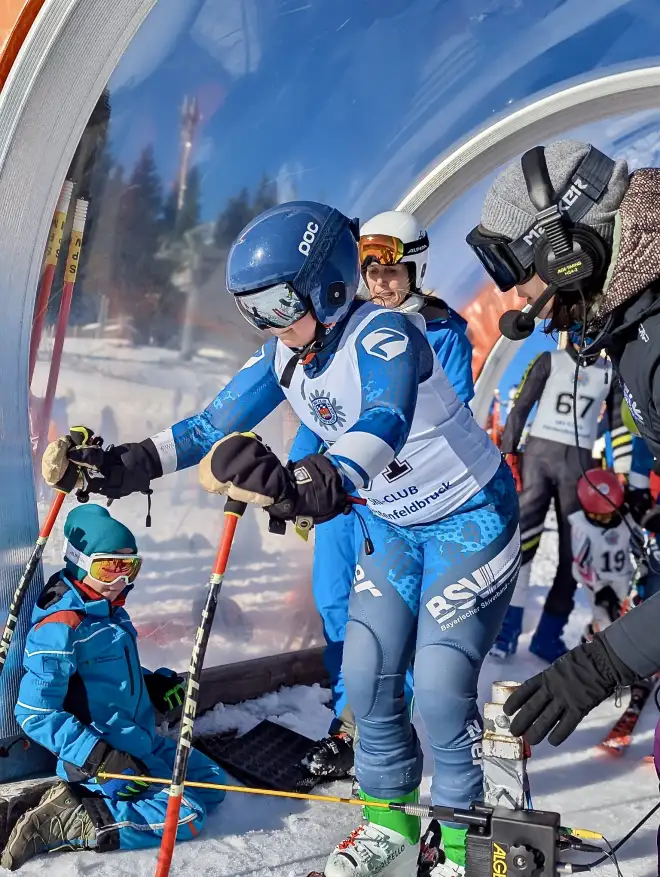 Kreiscup Start Rennläuferin am Start Kreiscup 2025