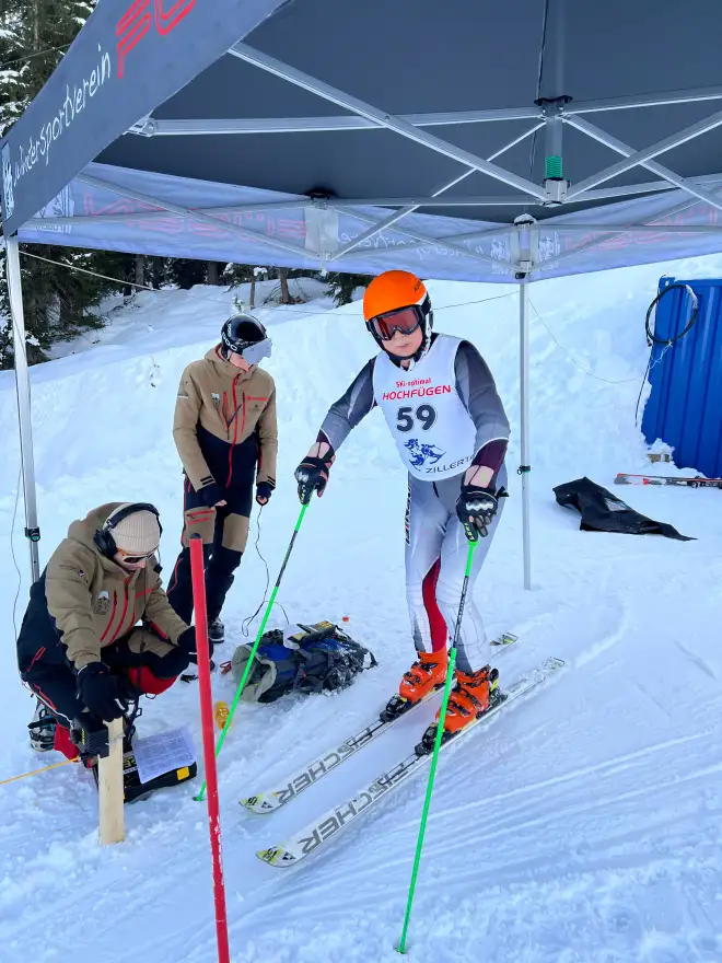 Skifahrer Masters Ski-Alpin am Start Skifahrer am Start der Meisterschaft