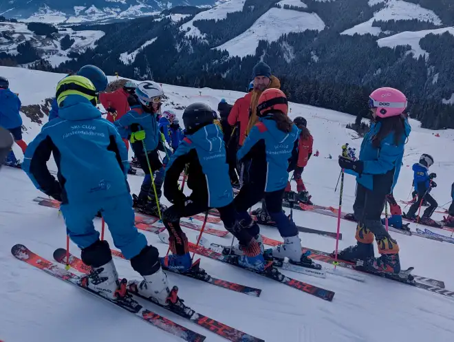 Rennläufer vom Ski-Club Fürstenfeldbruck U12 mit Trainer