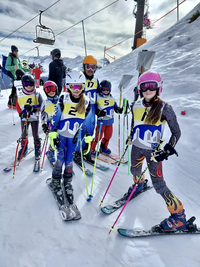 Kinder vom Skiclub mit Trainer beim Austria Shortcarving Cup 2026 